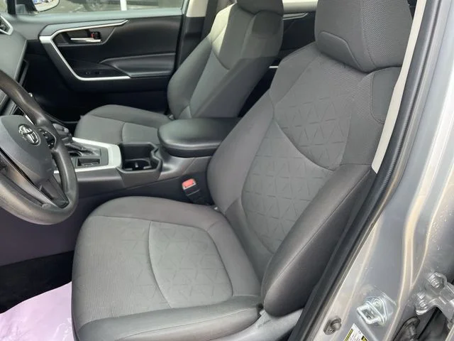 2024 Toyota RAV4 XLE - Photo 17