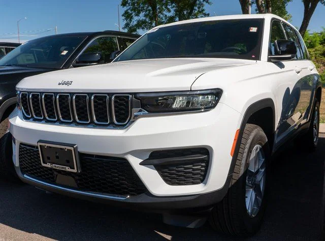 New 2026 Bright White Clear-Coat Exterior Paint Jeep Laredo X image 1