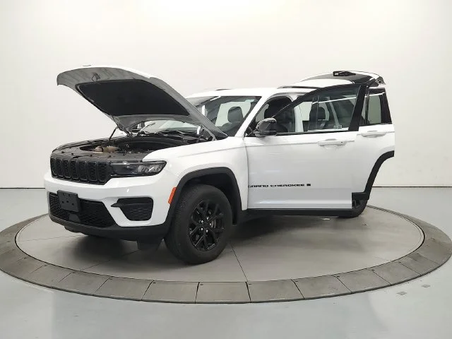 Used 2024 White Jeep Altitude image 11