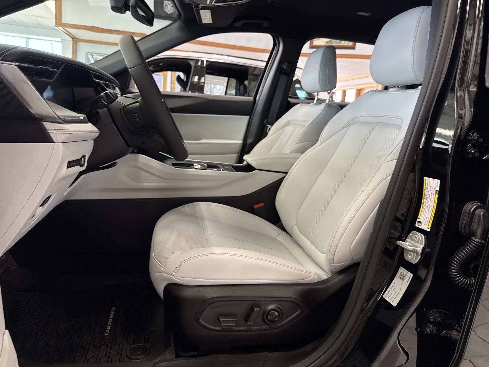 New 2026 Diamond Black Crystal Pearl-Coat Exterior Paint Jeep Limited image 8