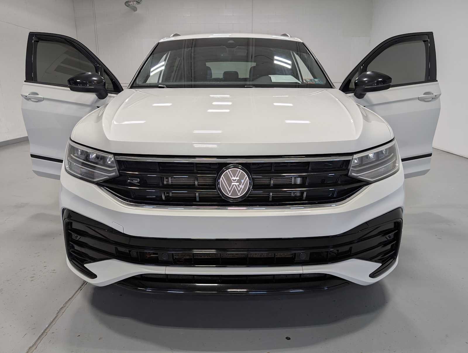 Used 2022 Oryx White Pearl Volkswagen SE R-Line Black image 15