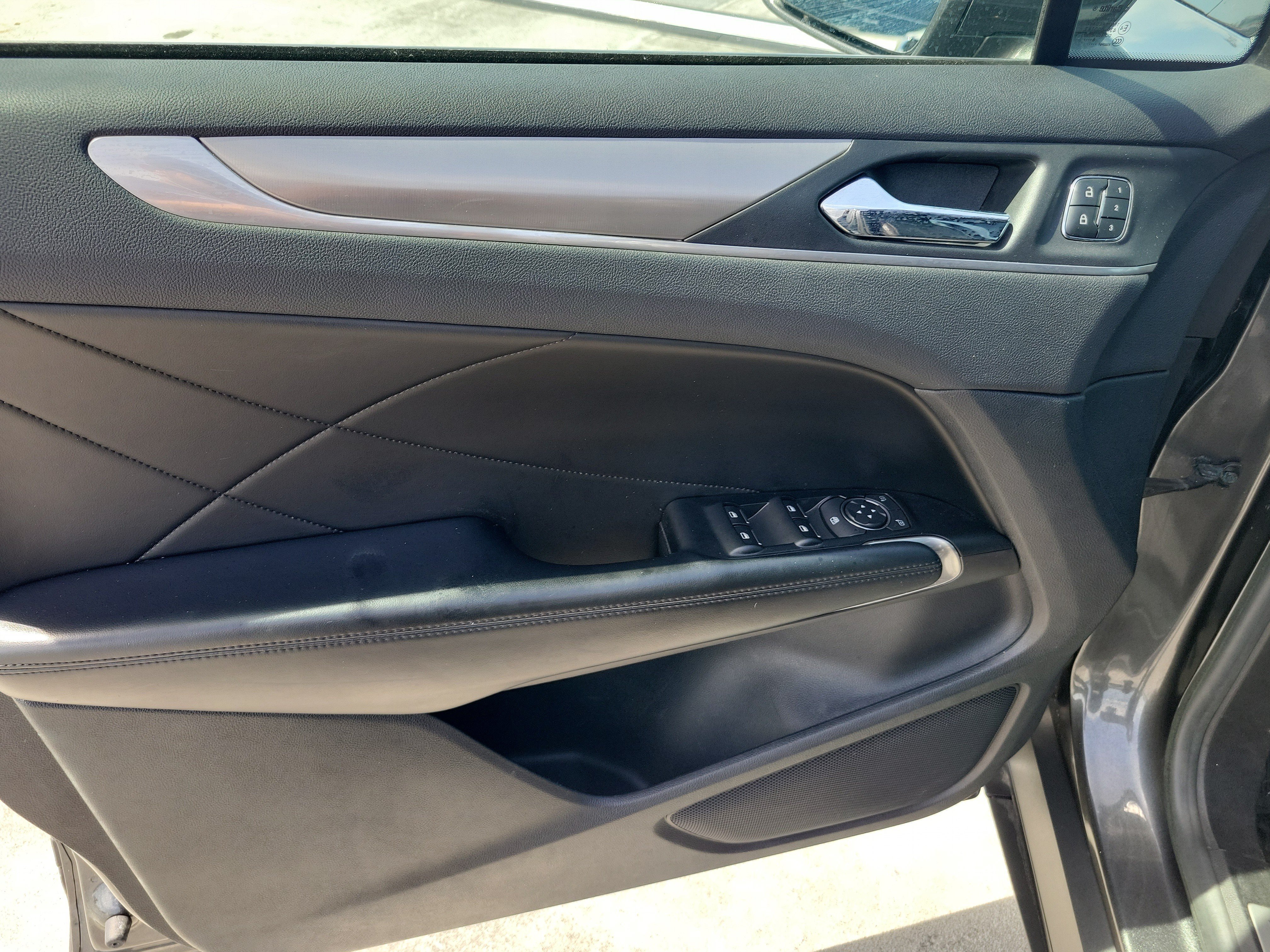 Used 2019 Magnetic Gray Metallic Lincoln Standard image 19