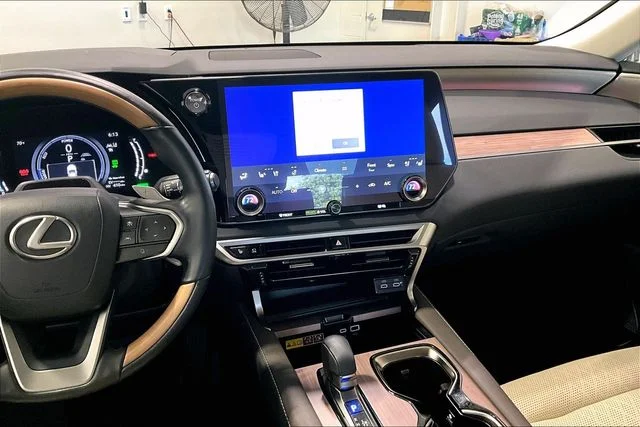 Certified Used 2024 NORI GREEN PEARL Lexus Luxury image 9