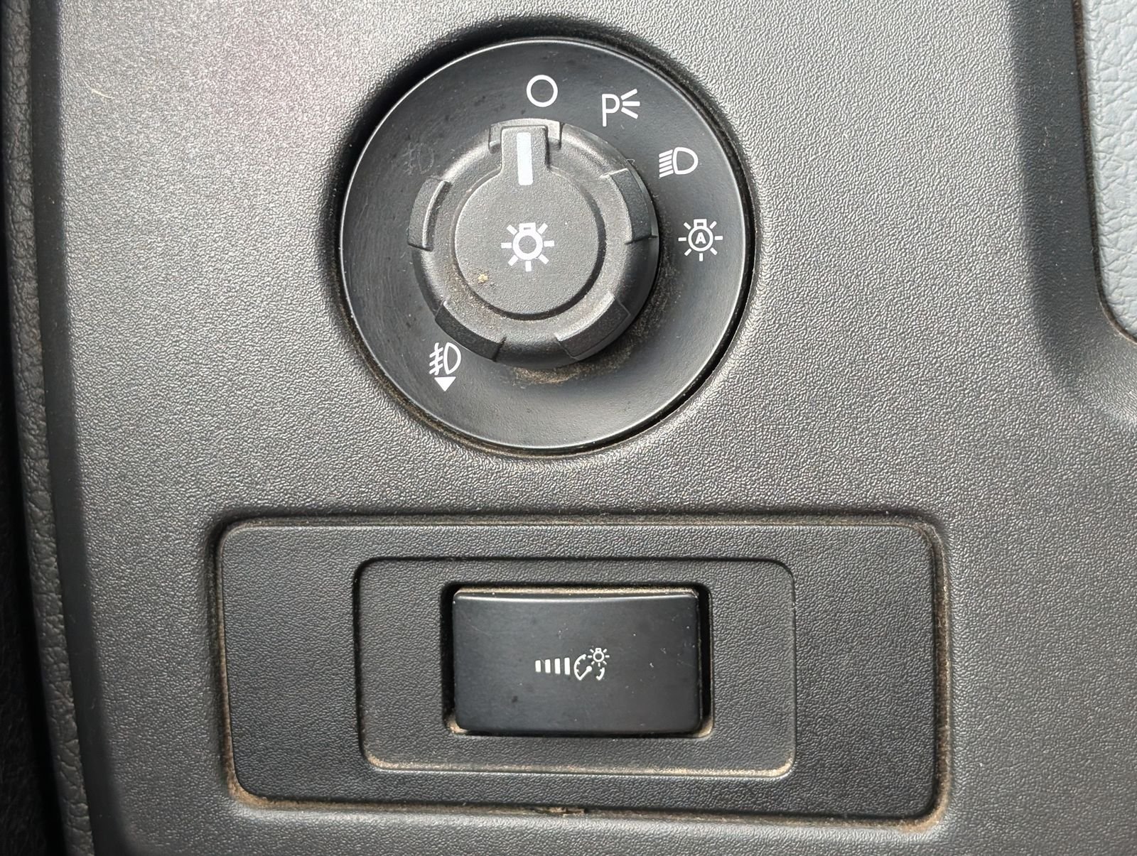 Used 2014 Ingot Silver Ford XLT image 21