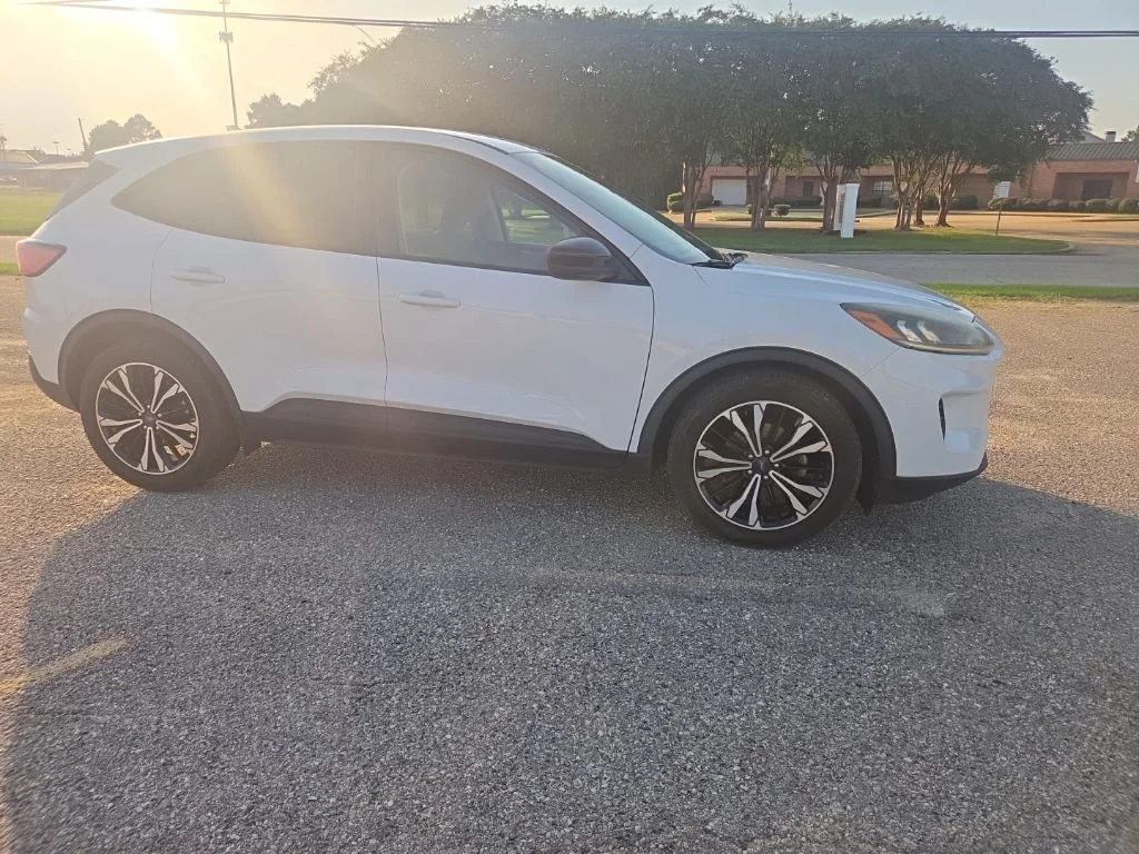 Used 2021 White Ford SE image 16