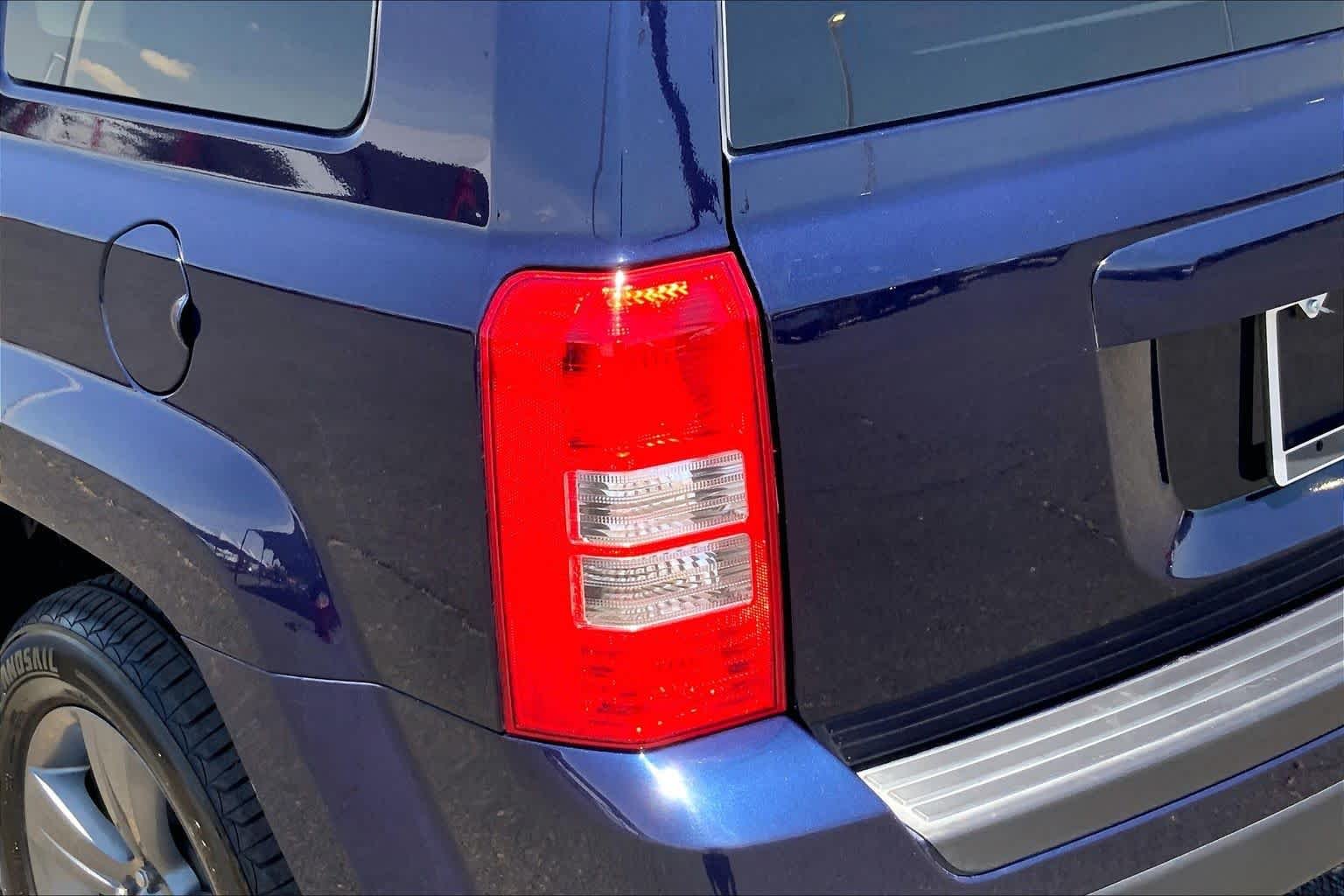 Used 2014 True Blue Pearlcoat Jeep High Altitude image 29