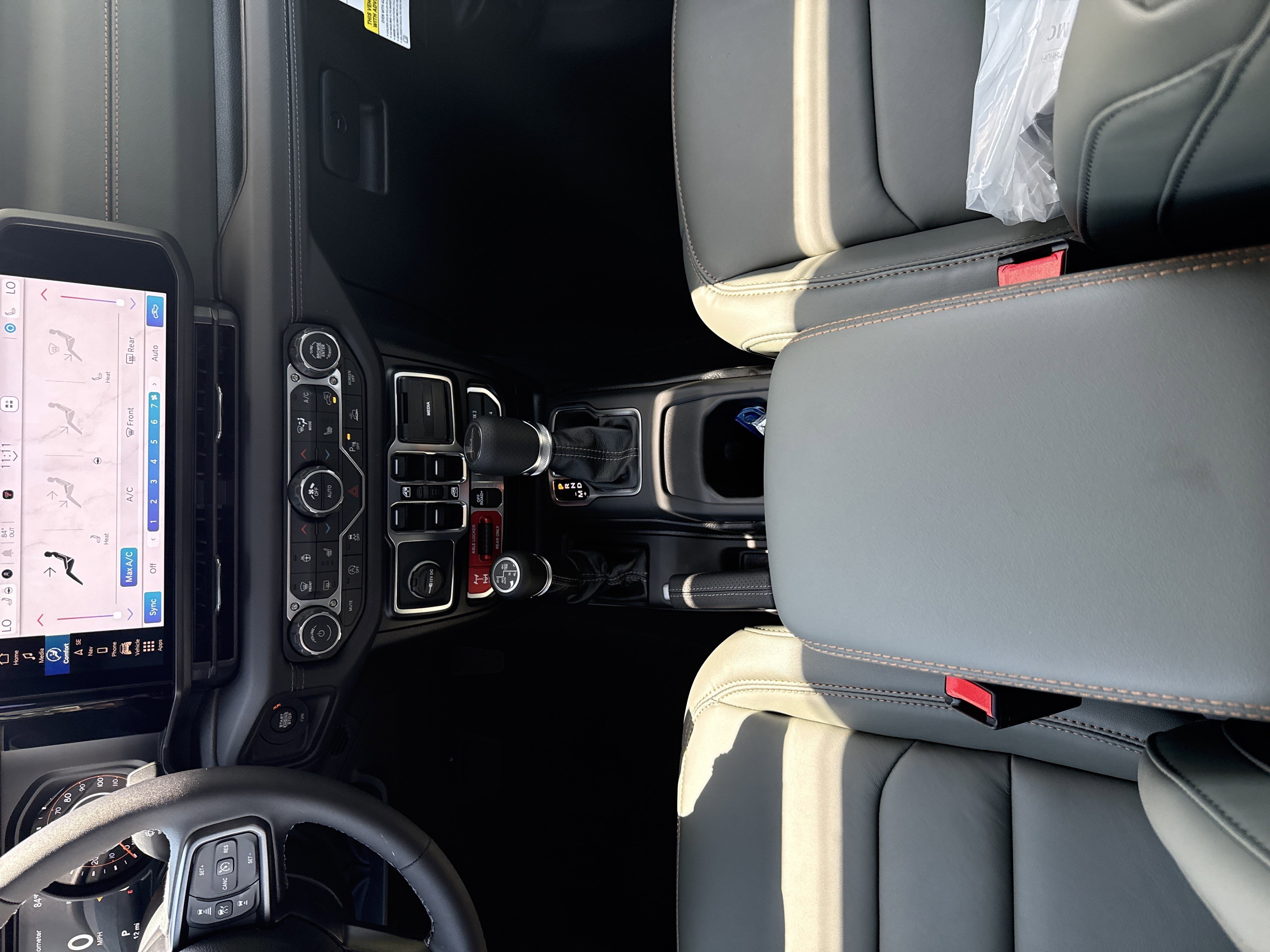 New 2026 Bright White Clear-Coat Exterior Paint Jeep Mojave X image 30