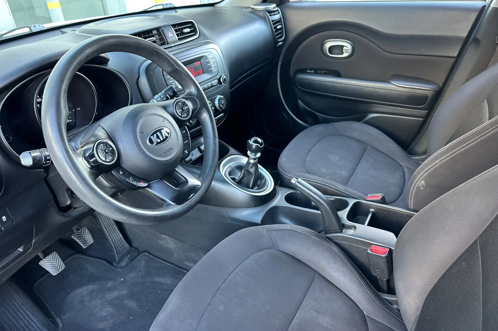 Used 2016 White Kia Base image 10