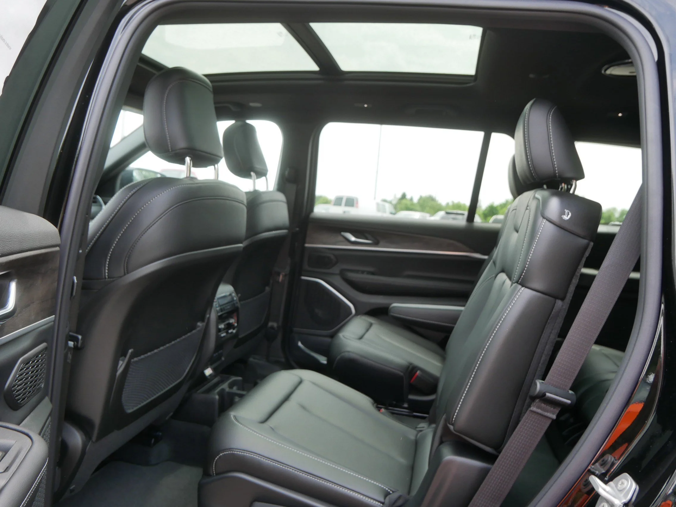 New 2026 Diamond Black Crystal Pearl-Coat Exterior Paint Jeep Limited image 7