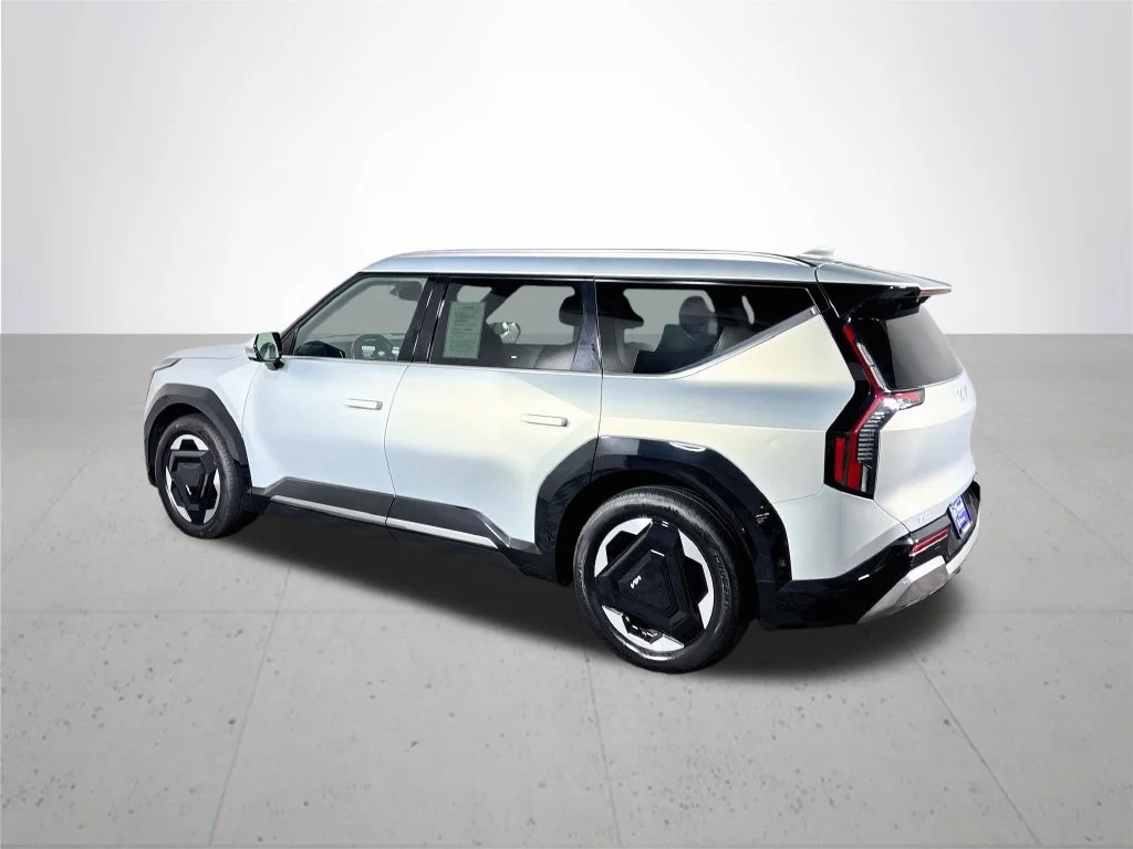Used 2024 Ivory Kia Land image 8