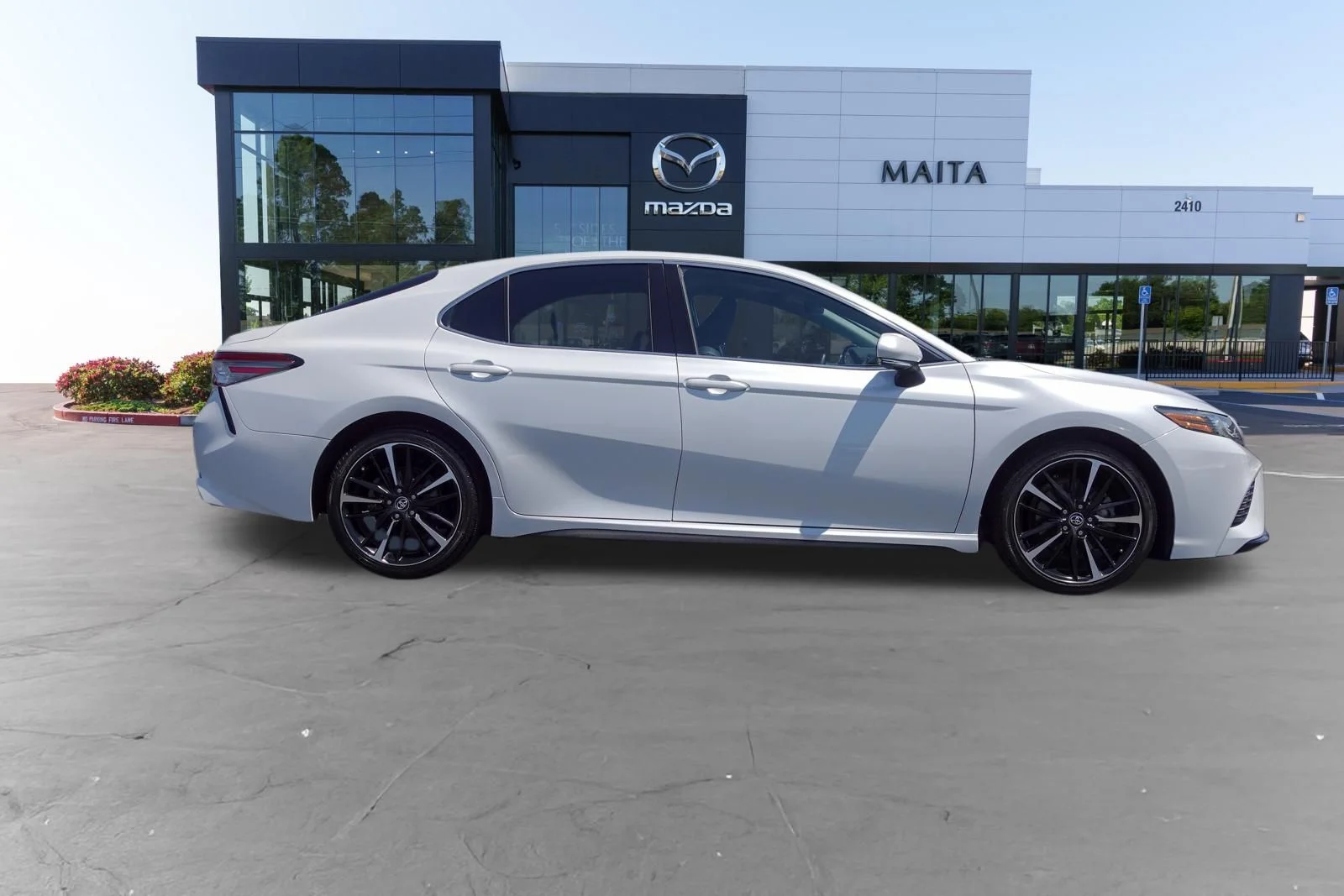 Used 2018 Wind Chill Pearl Toyota XSE image 2