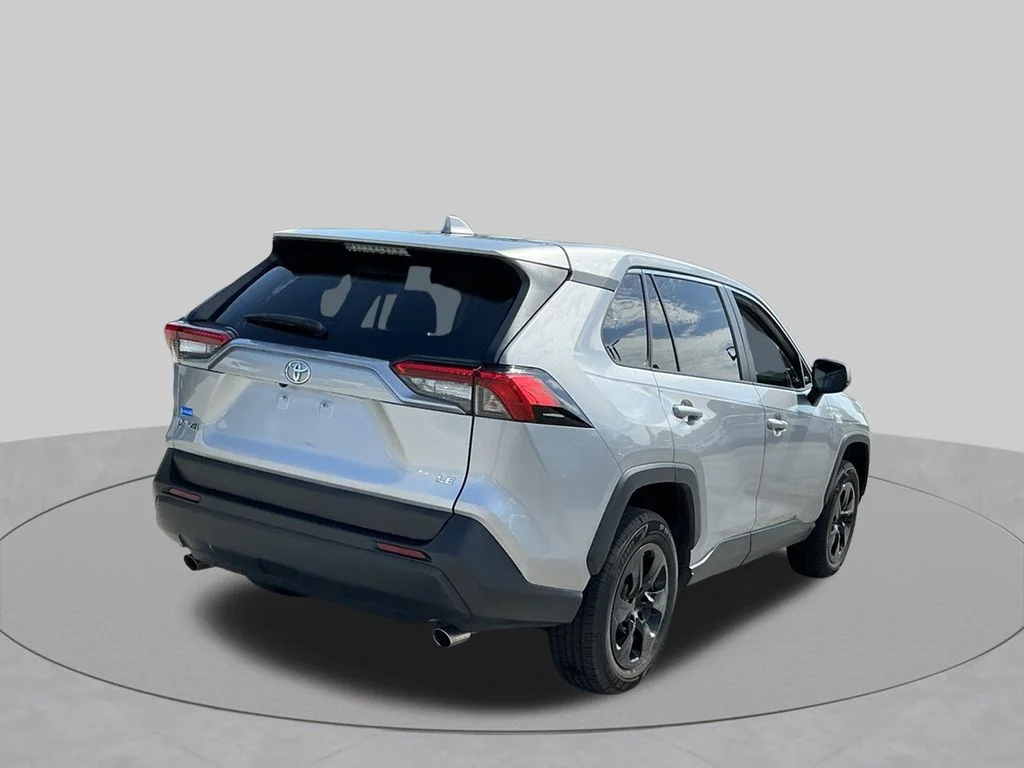 Used 2022 Silver Toyota LE image 10