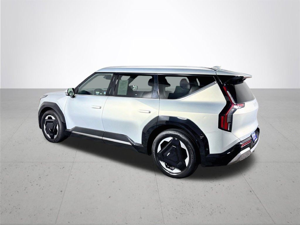 Used 2024 White Kia Land image 8
