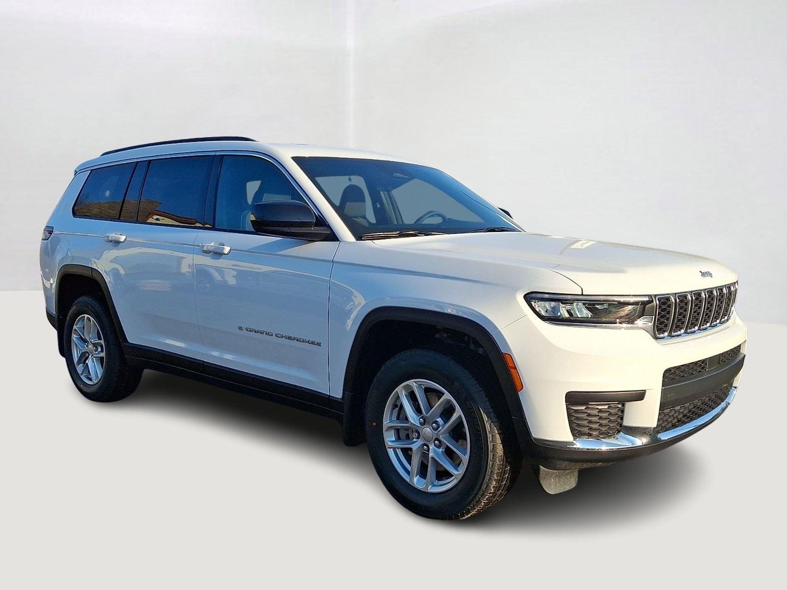 New 2026 Bright White Clear-Coat Exterior Paint Jeep Laredo X image 2