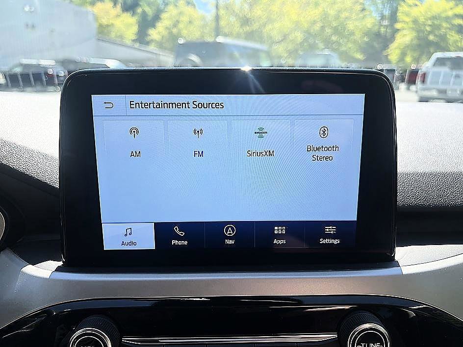 Used 2020 White Metallic Ford SE image 12