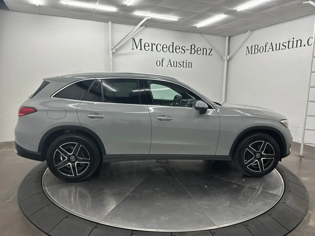 New 2027 White Mercedes-Benz GLC 300 image 8