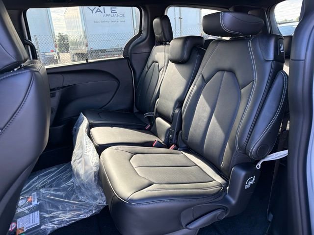 New 2027 Bright White Clear-Coat Paint Chrysler Select image 7