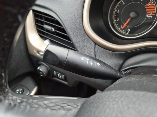 Used 2017 Silver Jeep Latitude image 22