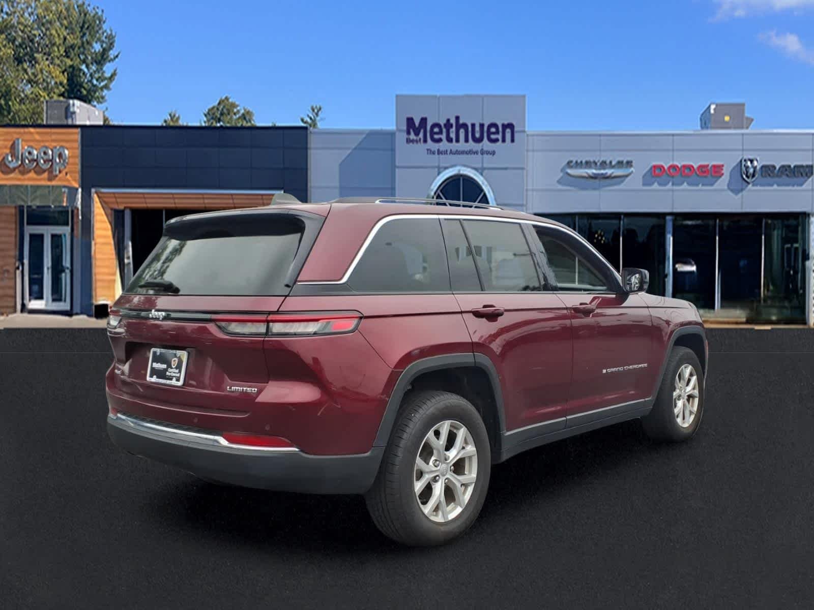 Used 2023 Velvet Red Pearlcoat Jeep Limited image 5
