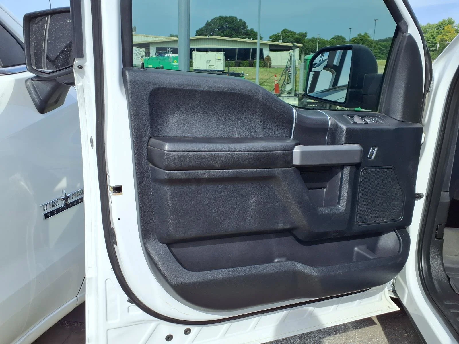 Used 2018 White Ford  image 16