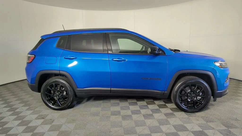 New 2026 Hydro Blue Pearlcoat Jeep Latitude Altitude image 4