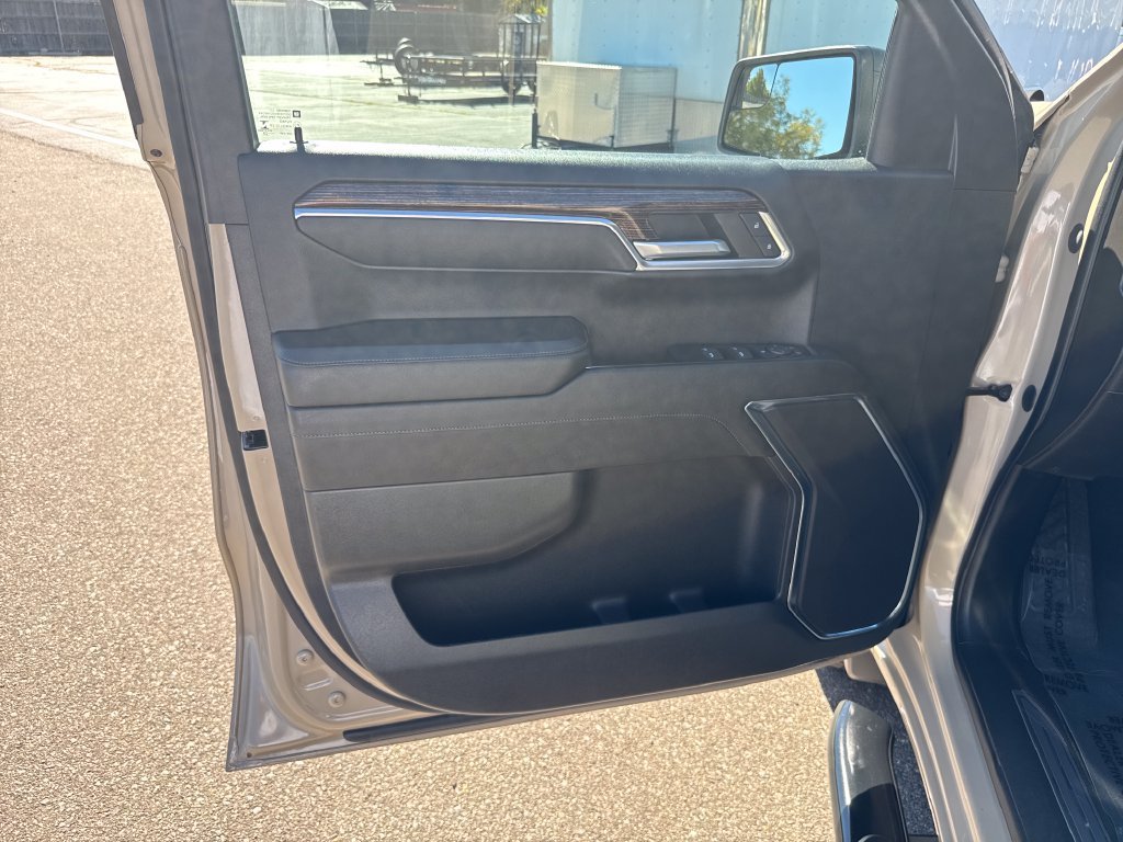 Used 2023 DESERT SAND METALLIC GMC Elevation image 10