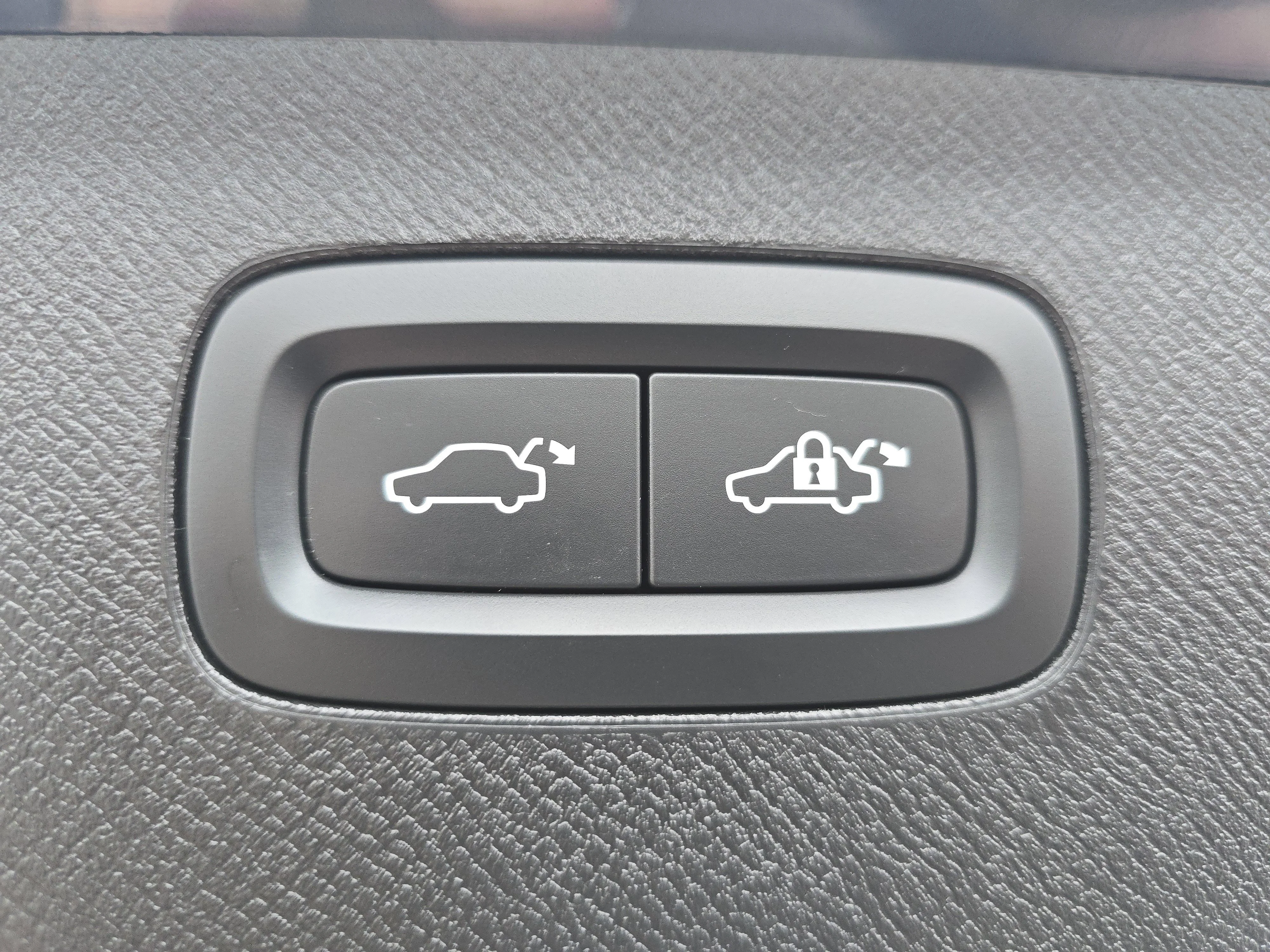 Used 2023 Denim Blue Metallic Volvo Plus image 18
