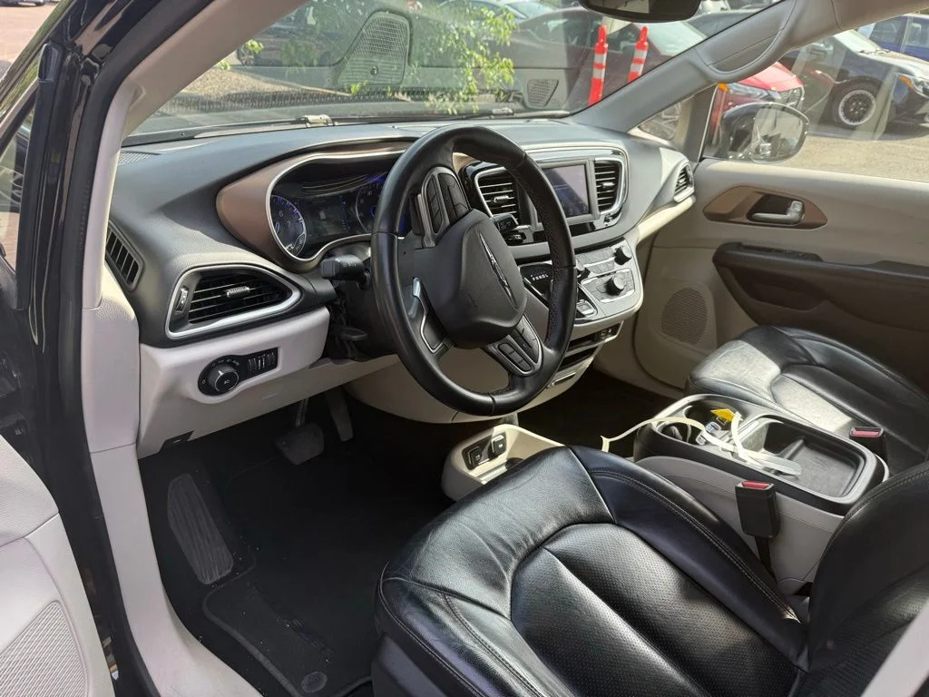 Used 2018  Chrysler Touring L image 7