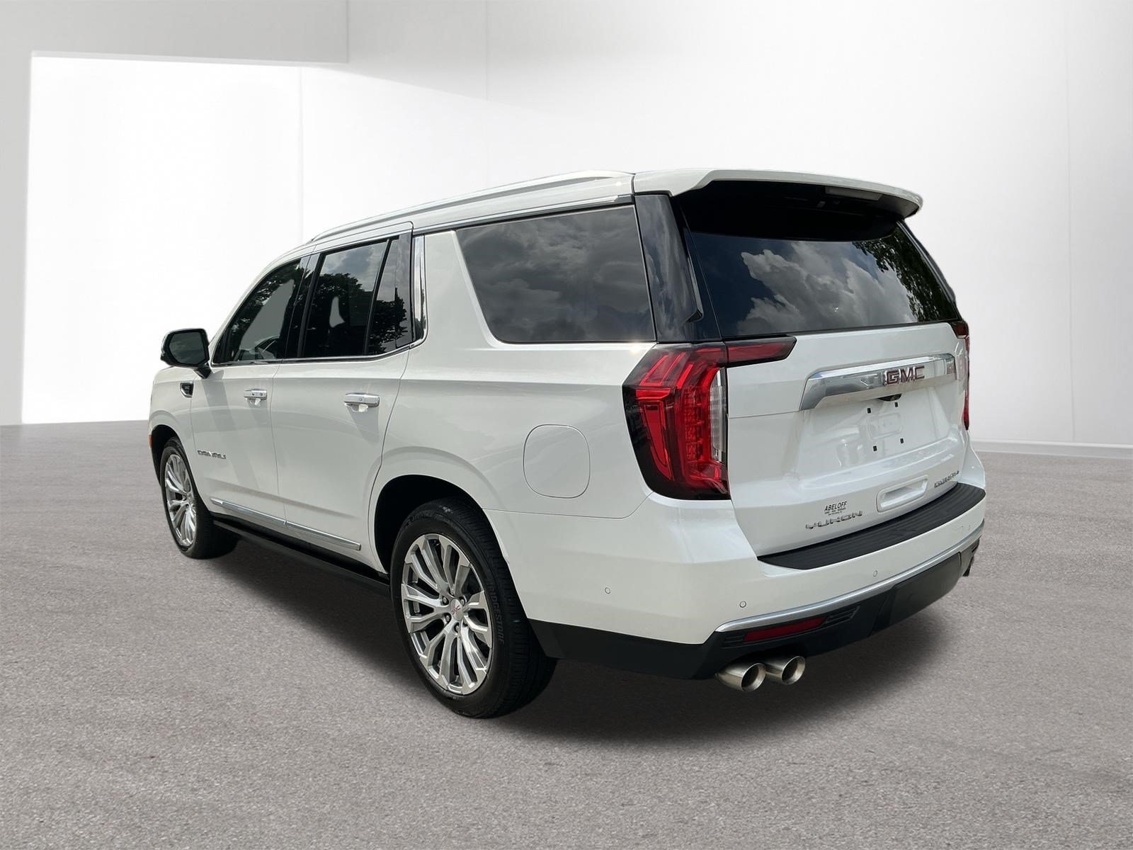 Used 2023 White Frost Tricoat GMC Denali image 9