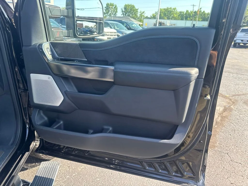 Used 2025 Black Metallic Ford Platinum image 37
