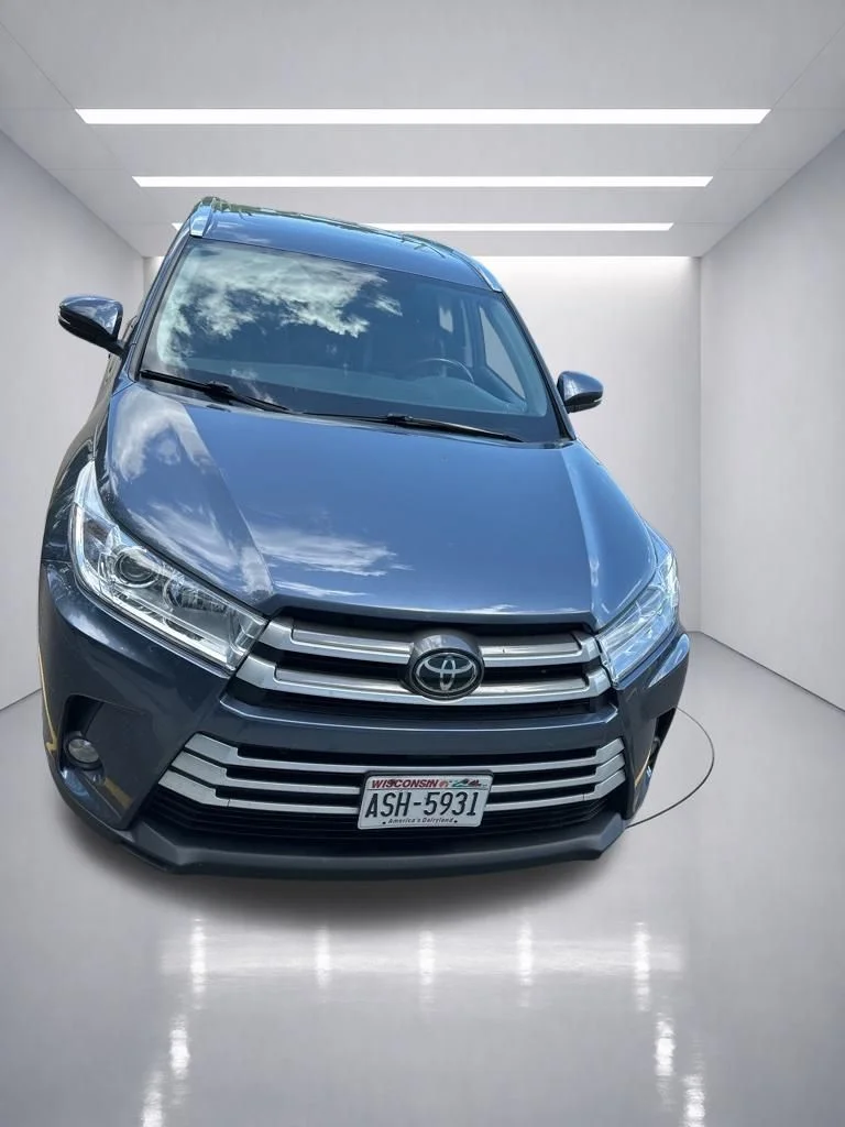 Used 2019 Shoreline Blue Pearl Toyota XLE image 12