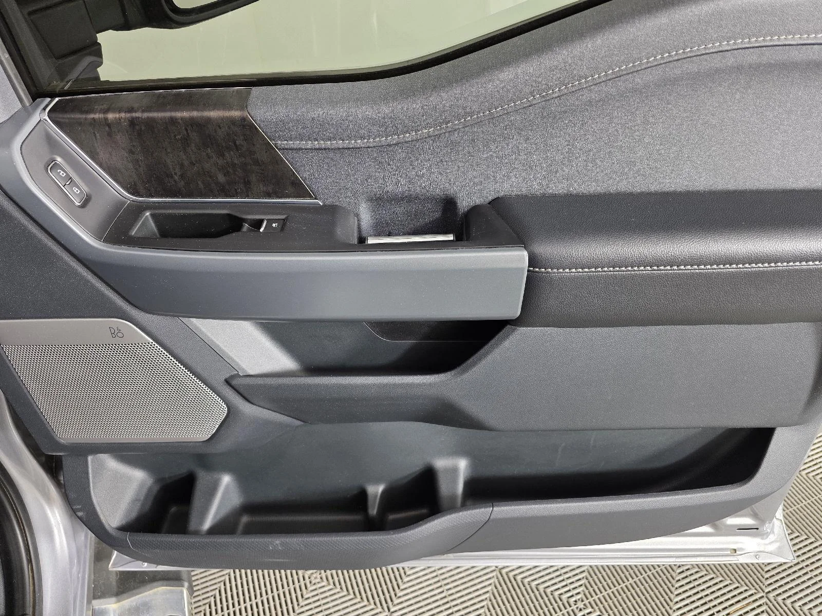 Used 2022  Ford LARIAT image 25