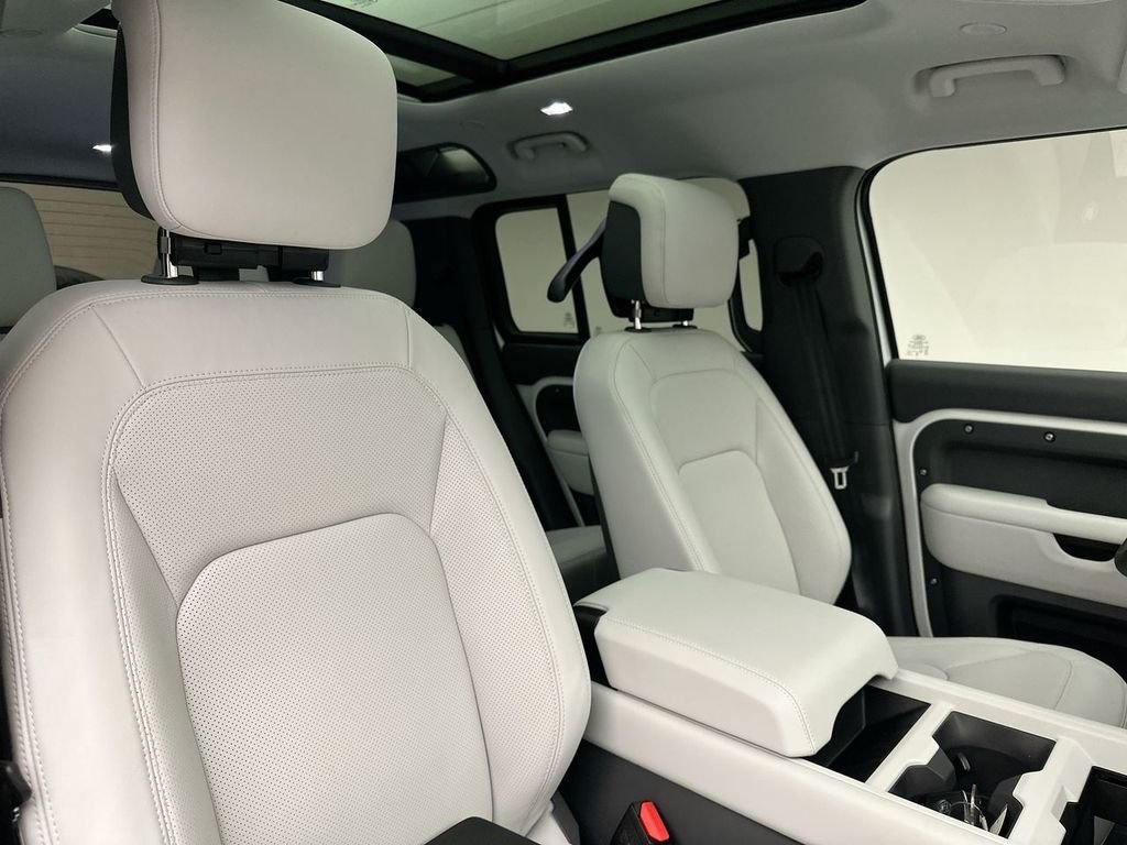 Used 2025 Fuji White Land Rover S image 6