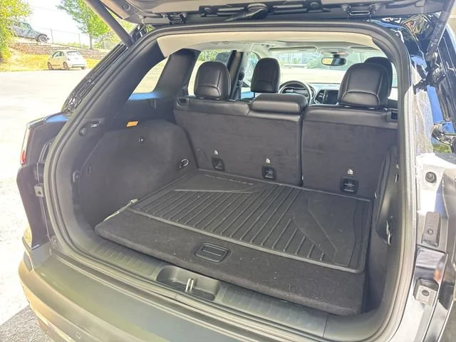Used 2019 Diamond Black Crystal Pearlcoat Jeep Limited image 12