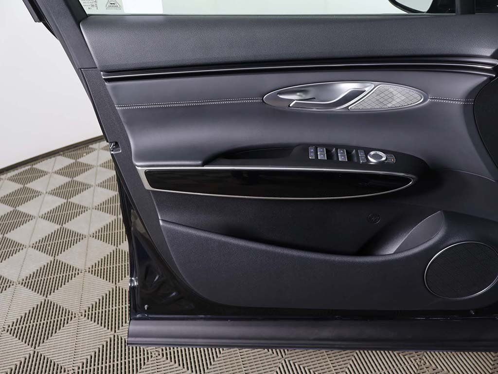 Used 2025 Black Genesis 2.5T image 21