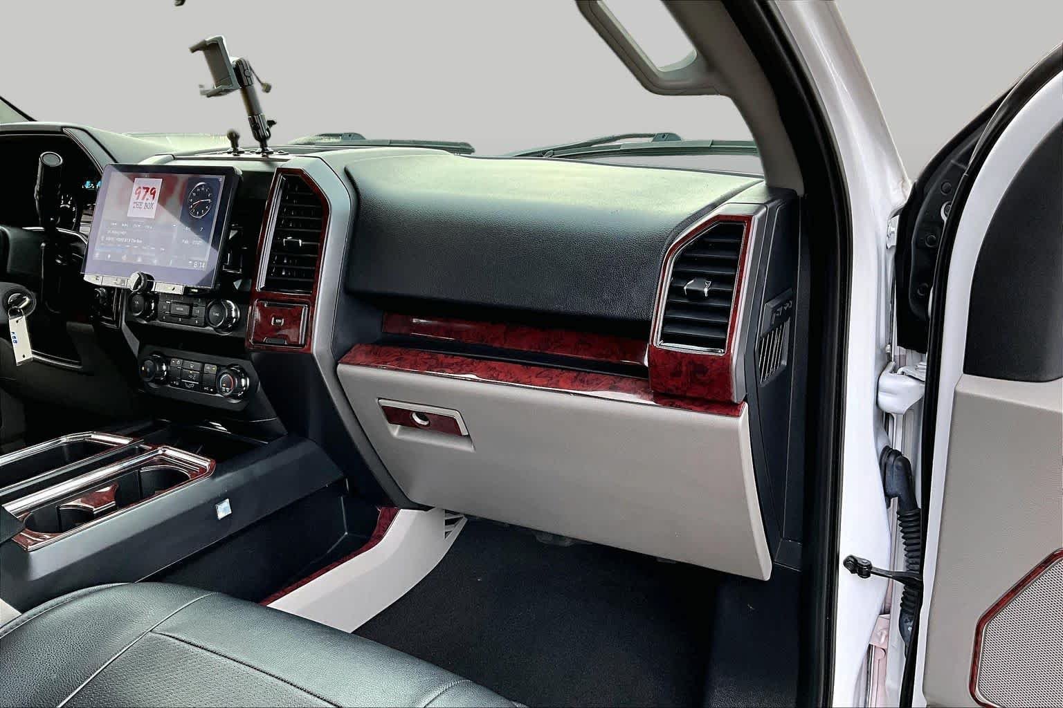 Used 2019 Oxford White Ford XLT image 17