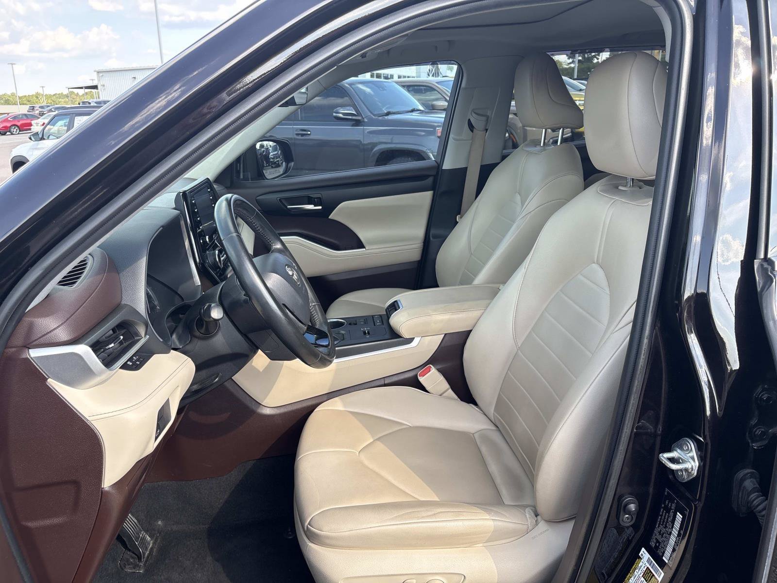 Used 2021 Black Toyota XLE image 13