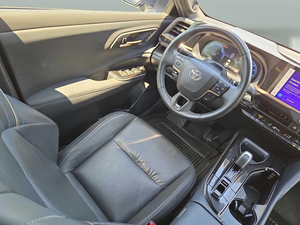 Certified Used 2024  Toyota Platinum image 17