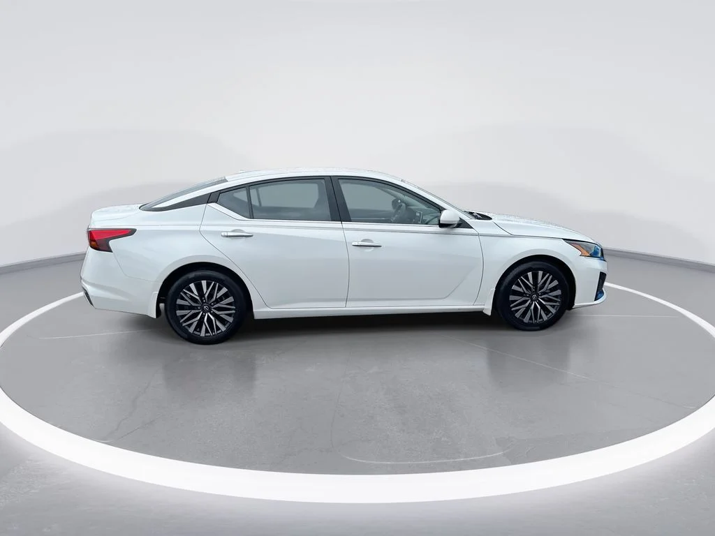 Used 2023 White Nissan 2.5 SV image 9