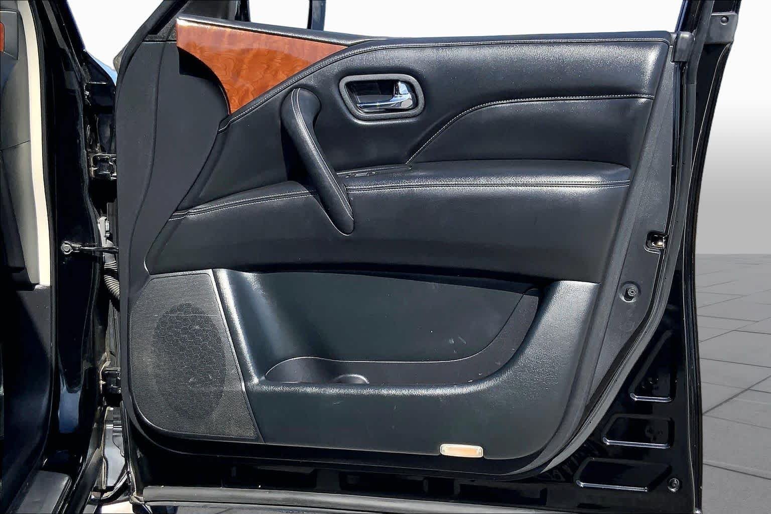 Used 2019 Black Obsidian INFINITI LUXE image 22