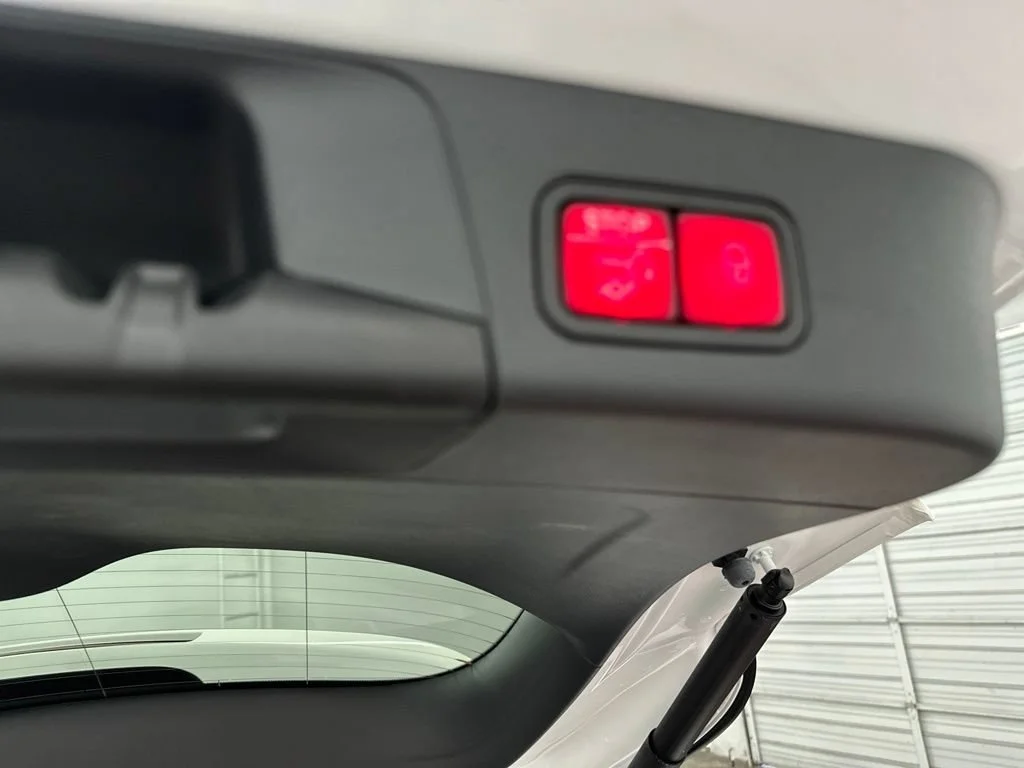 New 2026 White Mercedes-Benz GLB 250 image 28