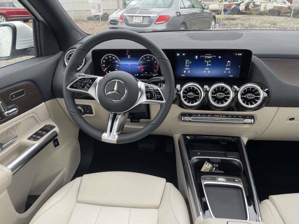 New 2026 Polar White Mercedes-Benz GLA 250 image 2