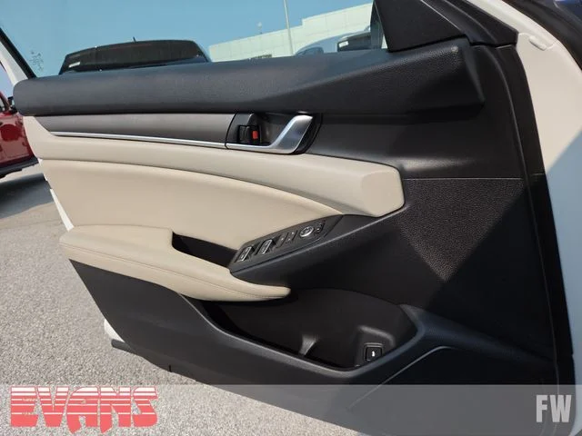 Used 2021 White Honda Base image 17