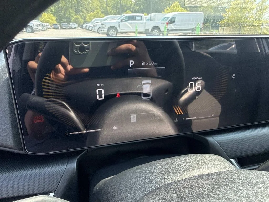 Used 2025 White Kia LXS image 18
