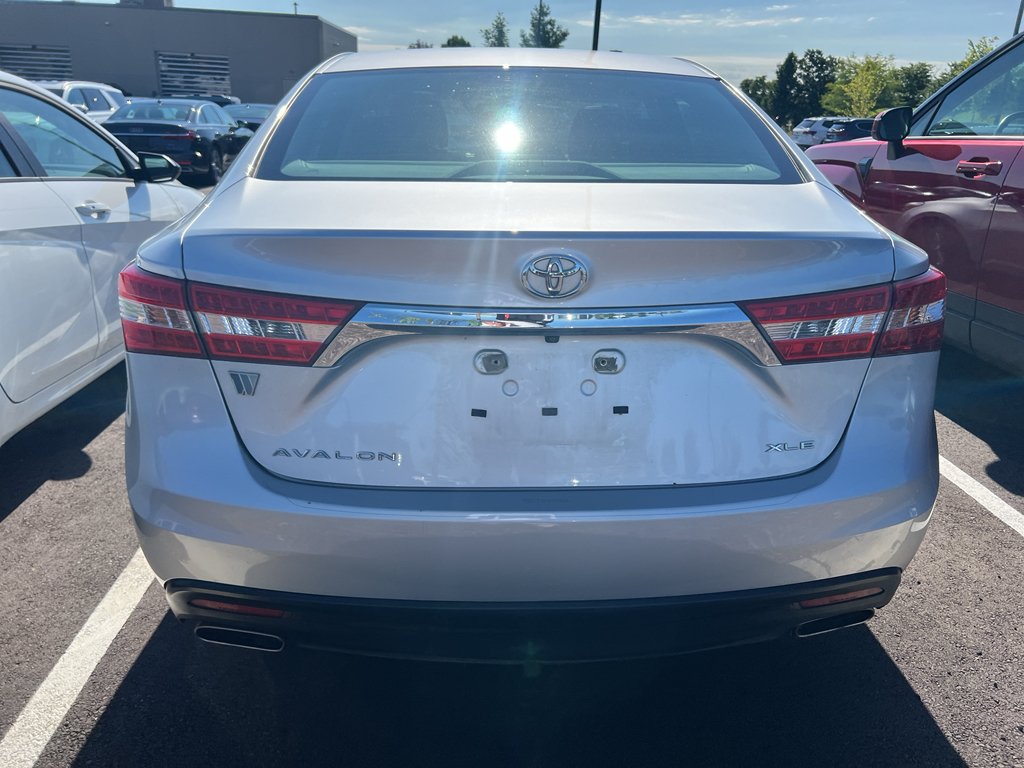 Used 2013 Classic Silver Metallic Toyota XLE Premium image 19