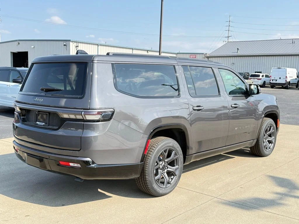 New 2026 Baltic-Gray Metallic Clear-Coat Exterior Paint Jeep Limited Altitude image 7