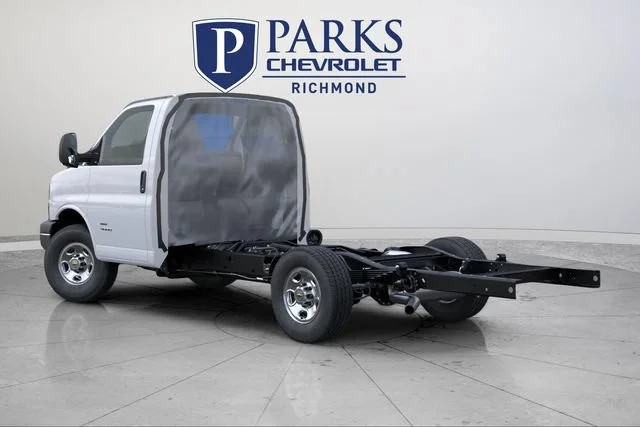 New 2025 Summit White Chevrolet 1WT image 4