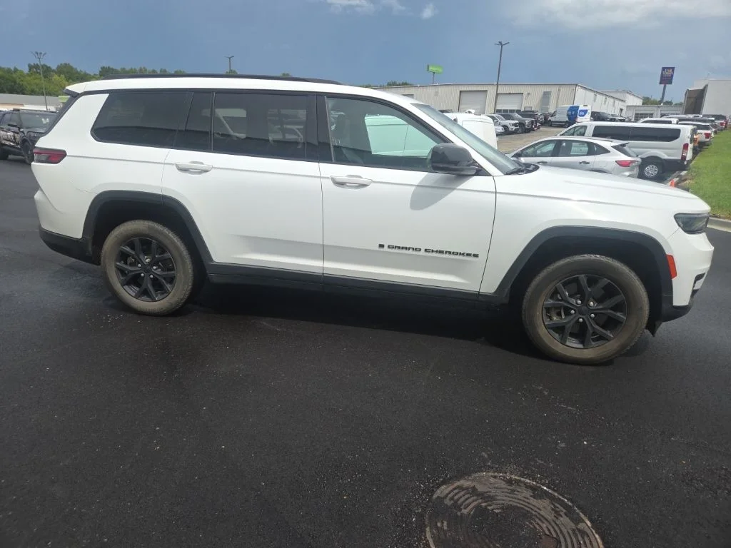 Used 2024 White Jeep Altitude image 14