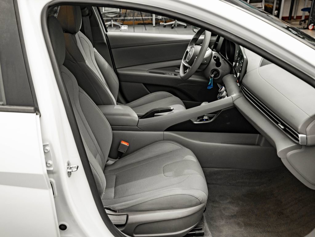 Used 2021 Quartz White Hyundai SE image 22