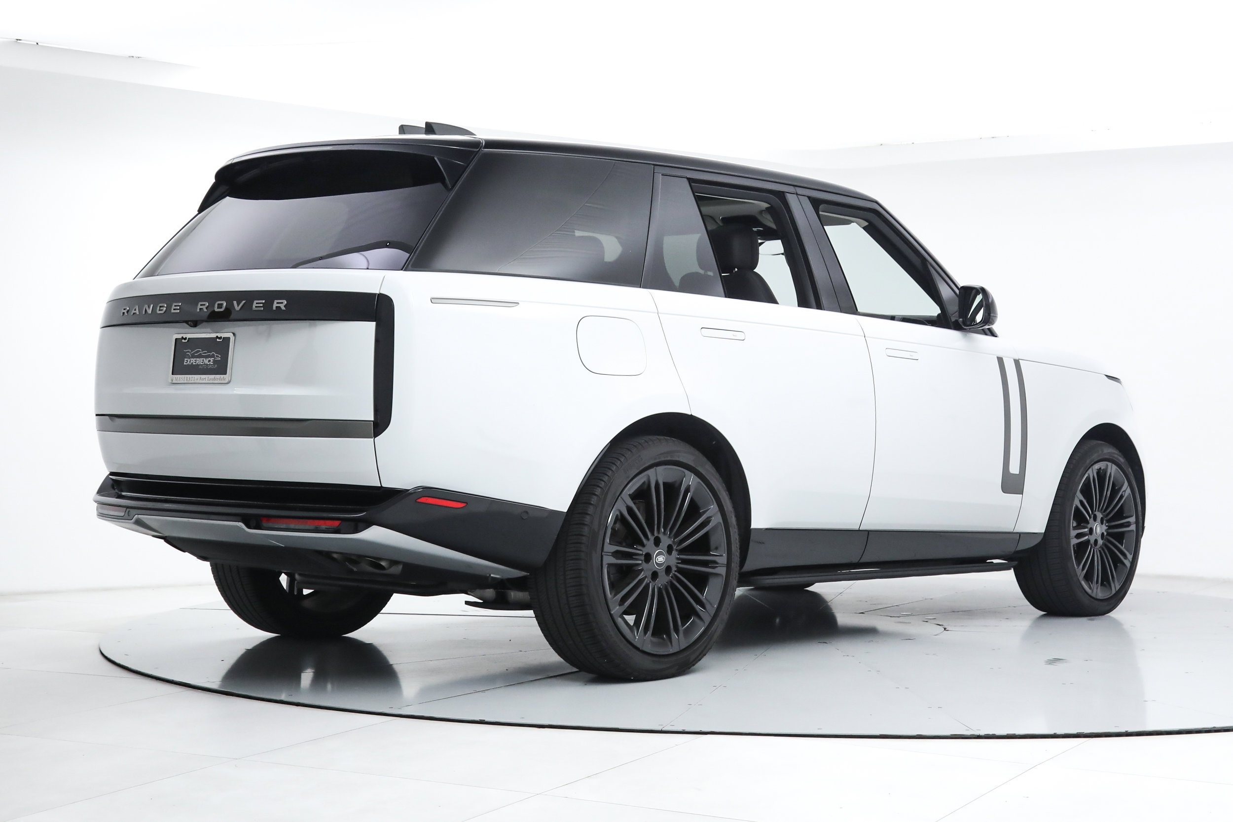 Used 2024 White Land Rover SE image 5